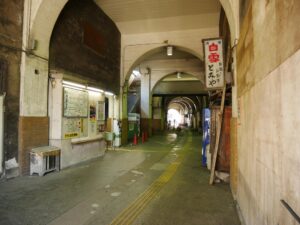 昭和にタイムスリップする国道駅:横浜のレトロスポットを探索する!