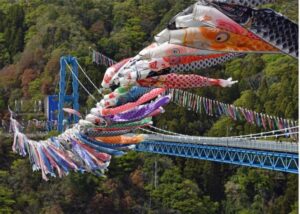 GWは常陸太田へ!竜神峡大橋で1,000匹の鯉のぼりが舞うwww