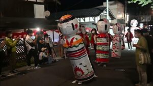 こけしが街を練り歩くシュールな祭り『全国こけし祭り』
