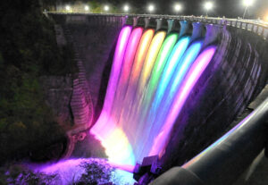 宮城・鳴子ダム：迫力満点のすだれ放流イベント3日間の魅力