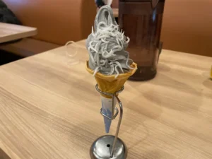 しらすソフトクリーム？ 江ノ島のしらす問屋で味わう衝撃グルメとは！