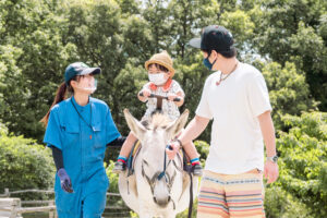 親子で楽しい!動物ふれあいとグルメが楽しめる関東の牧場!