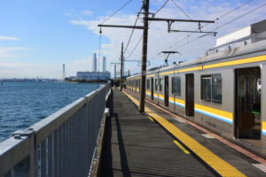ホームから出られない？海の中にあるJR鶴見線「海芝浦駅」の謎！