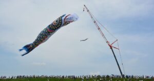 埼玉加須に100mこいのぼり出現！クレーンで釣ったみたいやんｗｗ