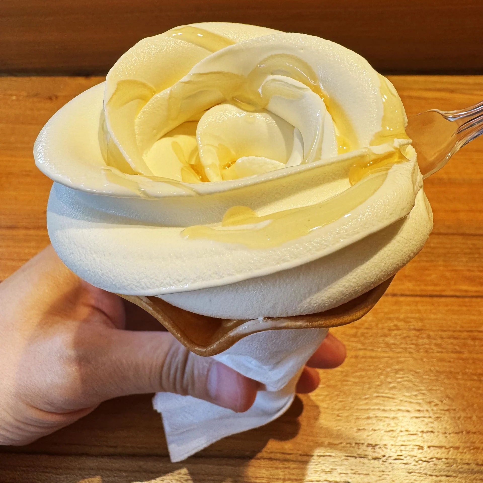 【映える】秋葉原で大人気!「あきばちさん」の蜂蜜ソフトクリーム