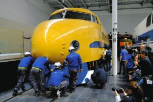 ドクターイエローT3を搬出、リニア・鉄道館でT4とバトンタッチ！