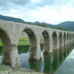 「幻の橋」糠平湖の旧国鉄アーチ橋、今年も静かに水面下へ