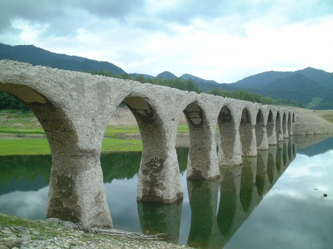 「幻の橋」糠平湖の旧国鉄アーチ橋、今年も静かに水面下へ