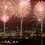 静岡「熱海花火大会 」熱海湾の地形を活かした大迫力の花火！