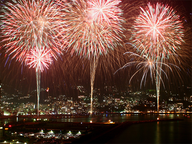 静岡「熱海花火大会 」熱海湾の地形を活かした大迫力の花火!