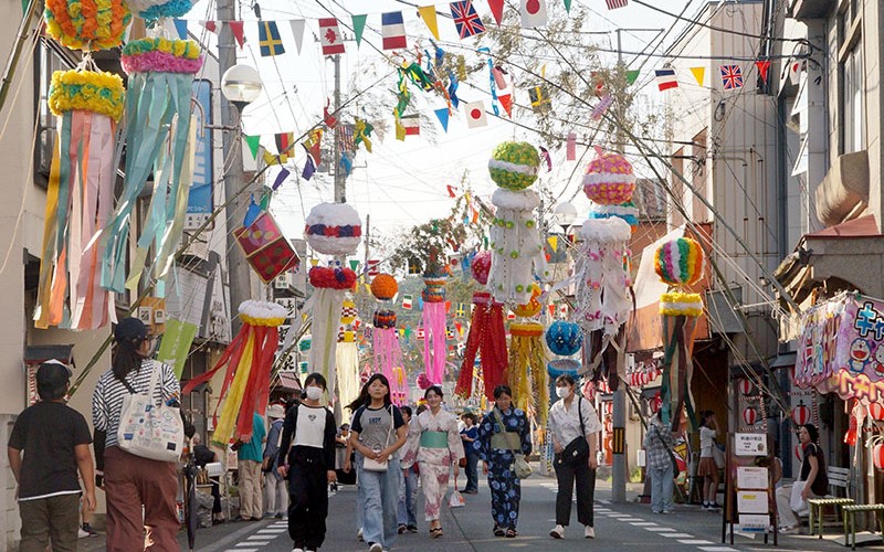 神戸「須磨寺前商店街の七夕祭り」色彩豊かな吹き流しお目見え!