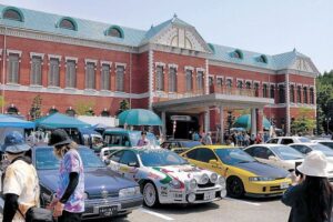 石川「自動車博物館」移転30周年祝し、30歳の車が100台集合！