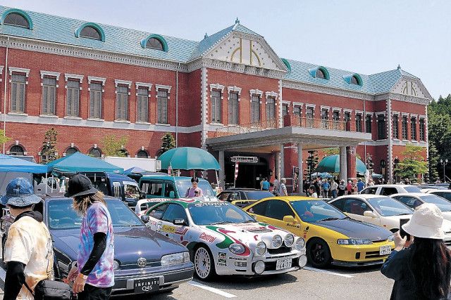 石川「自動車博物館」移転30周年祝し、30歳の車が100台集合!