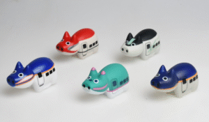 会津の「赤べこ」が新幹線に変身！手の平で楽しむ新伝統工芸