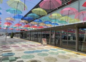 岐阜県大野町の「アンブレラスカイ」が魅せる幻想的な世界！