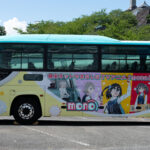 【朗報】山梨が舞台のアニメ「mono」のラッピングバスが登場!