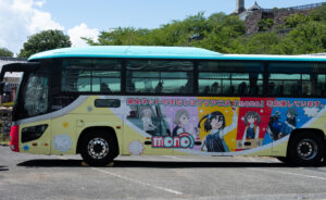 【朗報】山梨が舞台のアニメ「mono」のラッピングバスが登場！