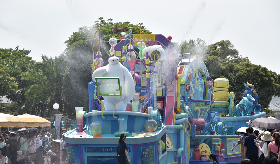 ディズニーで猛暑を吹き飛ばす!ベイマックスのびしょ濡れ砲!