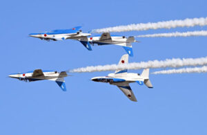 空自「ブルーインパルス」本日、万博の空へリベンジ飛行開始！