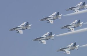 ブルーインパルス、今日も万博上空を展示飛行！午後2時40分発！