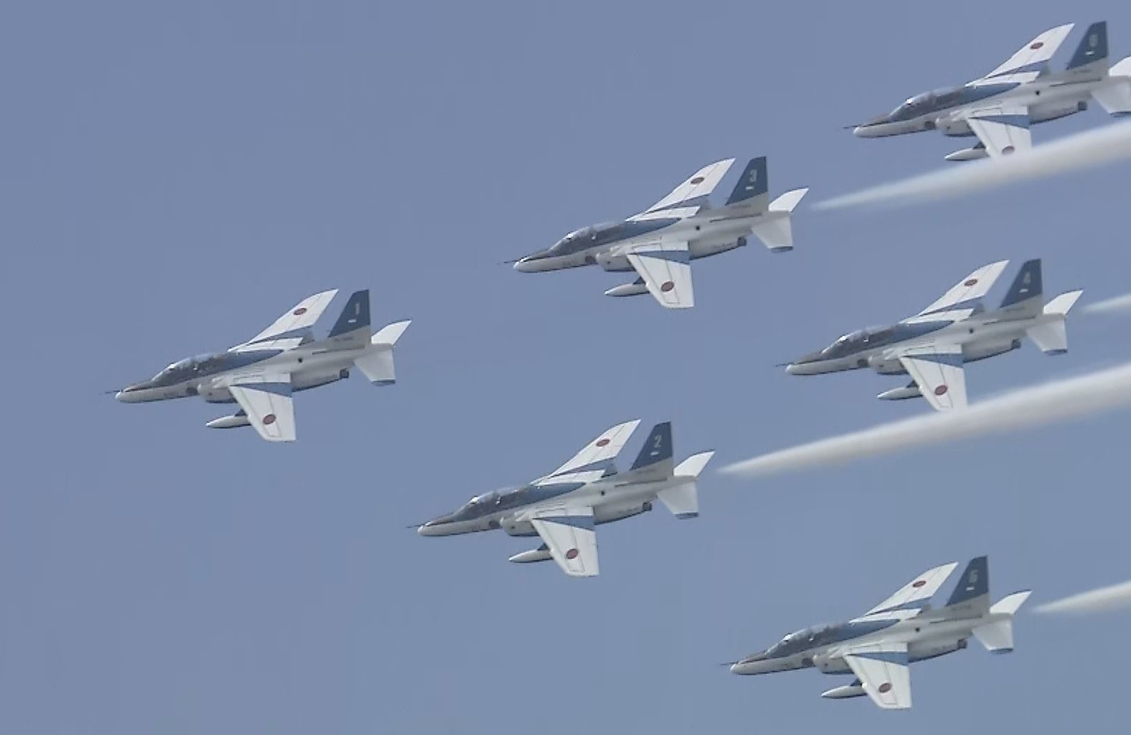 ブルーインパルス、今日も万博上空を展示飛行!午後2時40分発!