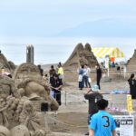 秋田・三種町「釜谷浜海水浴場」に出現した26基の砂像の祭典!