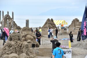 秋田・三種町「釜谷浜海水浴場」に出現した26基の砂像の祭典！