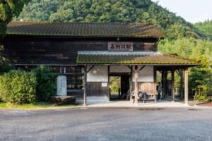 鹿児島、無人駅で売れ続ける駅弁「百年の旅物語 かれい川」！