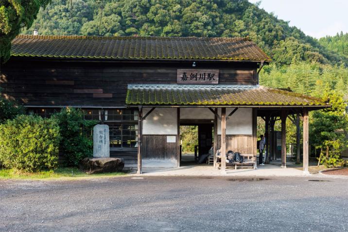 鹿児島、無人駅で売れ続ける駅弁「百年の旅物語 かれい川」!