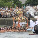神奈川県藤沢「江の島天王祭」海中で神輿を担ぐ勇壮な海上渡御!