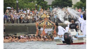 神奈川県藤沢「江の島天王祭」海中で神輿を担ぐ勇壮な海上渡御！
