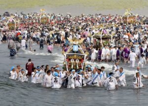 神奈川・茅ケ崎「浜降祭」神輿39基が海に入る迫力の伝統儀式！