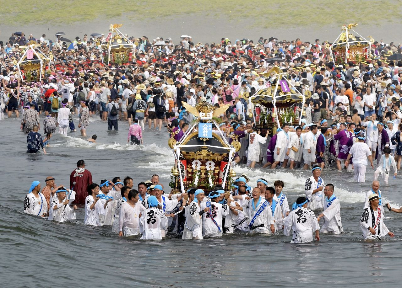 神奈川・茅ケ崎「浜降祭」神輿39基が海に入る迫力の伝統儀式!