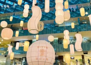丸の内「ＫＩＴＴＥ座 提灯音頭」開催、提灯と光と音楽の共演！