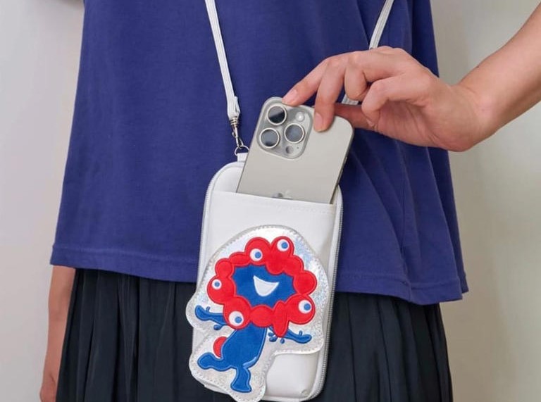 書店で予約受付中!ミャクミャクのスマホポシェット10月発売