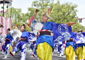 本場の高知で「よさこい祭り」が開幕！ 鳴子手に迫力の乱舞！