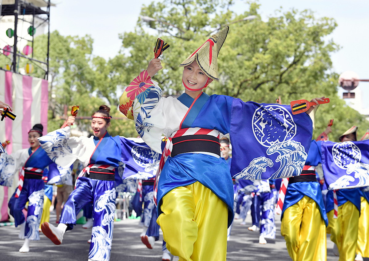 本場の高知で「よさこい祭り」が開幕! 鳴子手に迫力の乱舞!