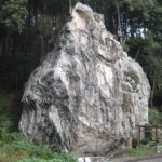 埼玉県飯能市の林道に突如として現れる巨岩「天文岩」とは？