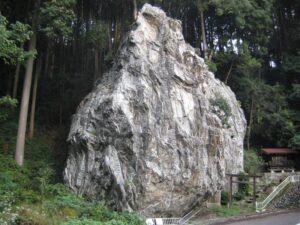 埼玉県飯能市の林道に突如として現れる巨岩「天文岩」とは？