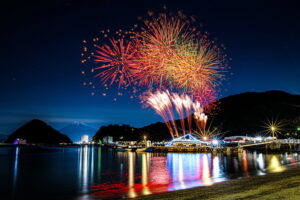 沼津市「奥駿河湾 海上花火大会」内浦漁港では屋台も出店！