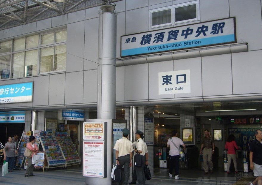 横須賀中央駅、創業大正13年!老舗パン屋の自販機が登場!