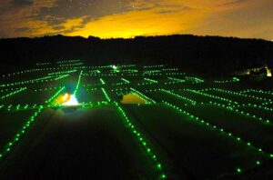 新潟・上越「泉の棚田」の2000灯が織り成す幻想的な風景