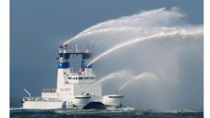 横浜の花火火災、海上保安庁最強の消防船「ひりゆう」出動！