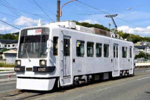 豊橋鉄道の東田本線に、超レアな無装飾の路面電車が運行中！