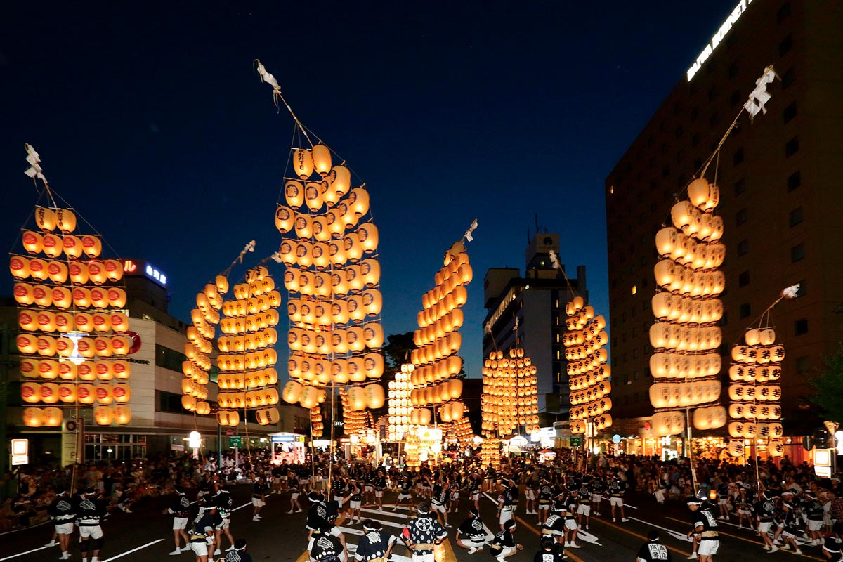 東北三大祭り「秋田竿灯まつり」開幕!黄金の稲穂が夜空染める!