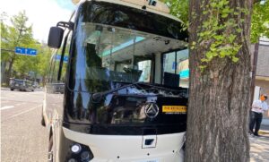 八王子市、自動運転バスの実証実験中に街路樹に衝突！けが人も