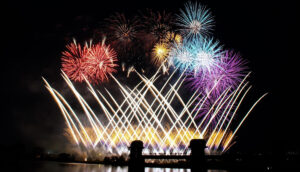 東京「調布花火2025」1万発の花火が多摩川の夜空を彩る！9/20