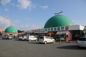 熊本県、人気のスポット「道の駅 七城メロンドーム」の魅力！