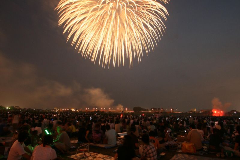 新潟の夜空を彩る!阿賀野川「ござれや花火大会」8/25 開催!