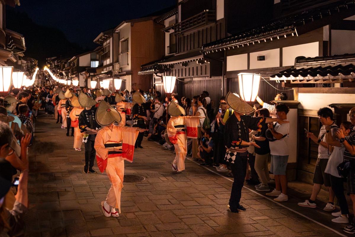 富山市に秋を告げる優雅な舞「おわら風の盆」今年も始まる!